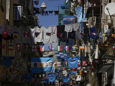 Bendera tim sepak bola Napoli, jersey pemain, dan bendera Argentina dipajang di Quartieri Spagnoli (lingkungan Spanyol), di Naples, Italia, Jumat, 24 Maret 2023. (AP Photo/Alessandra Tarantino)