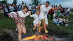 Warga melompati api unggun saat perayaan tradisional Ivan Kupala di Kiev, Ukraina, Rabu (6/7). Ivan's day merupakan tradisi pagan kuno sebagai ritual kesuburan di musim panas yang masih ada di Rusia dan Ukraina. (REUTERS/ Gleb Garanich)