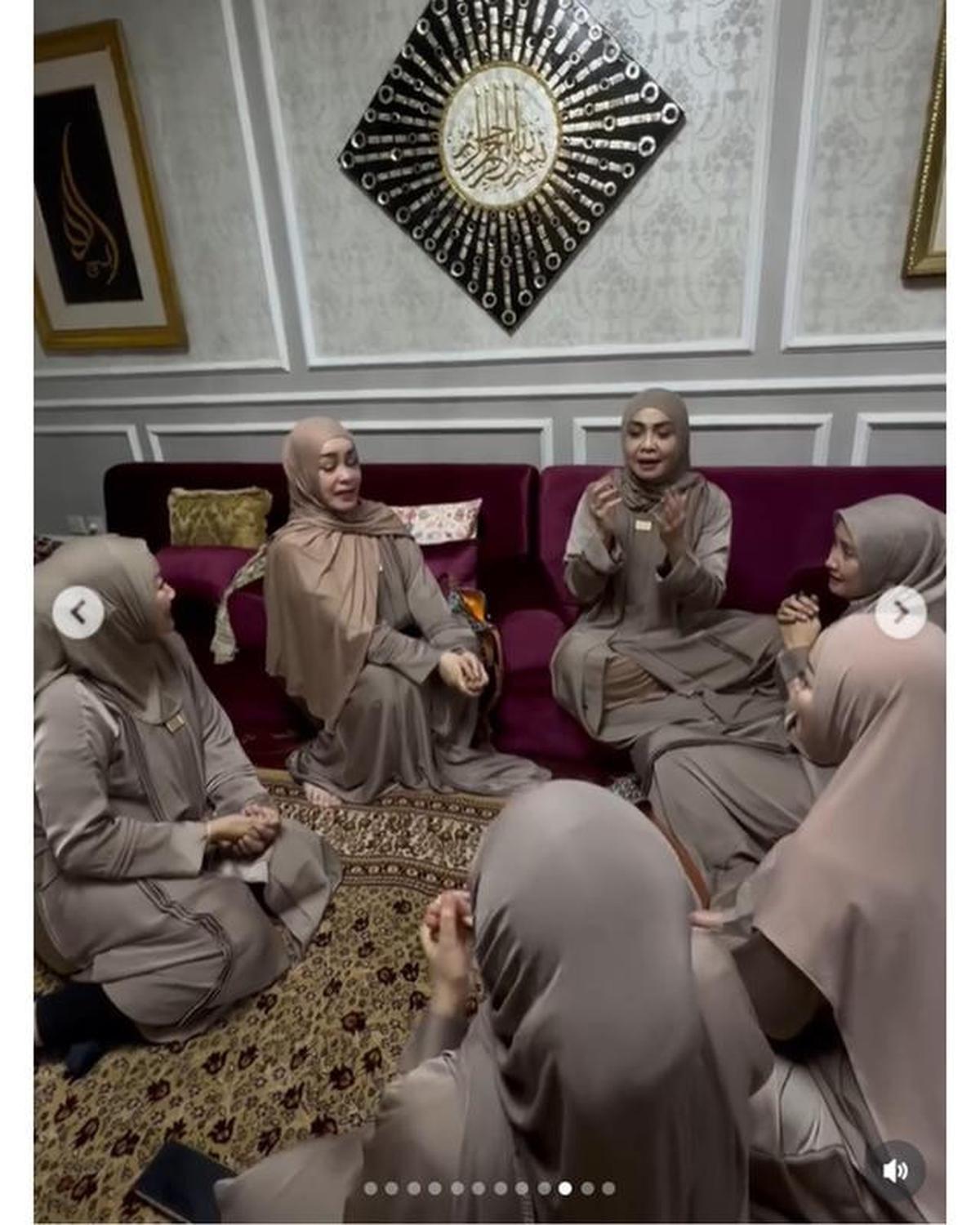 6 Potret Rieta Amilia dan Geng Artis Peringati Nisfu Syaban, Kompak Pakai Gamis