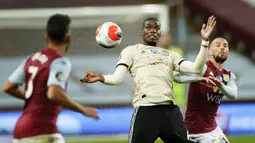 Pemain Manchester United Paul Pogba berupaya mengendalikan bola saat menghadapi Aston Villa pada pertandingan Premier League di Villa Park, Birmingham, Inggris, Kamis (9/7/2020). Manchester United menang 3-0. (AP Photo Andrew Boyers, Pool)