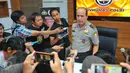 Sejumlah wartawan saat bertanya kepada Kadiv Humas Mabes Polri, Irjen Boy Rafli Amar terkait pelaku penyebar isu Rush Money di Mabes Polri, Jakarta, Sabtu (26/11). (Liputan6.com/Angga Yuniar)