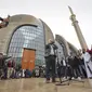 Muazin Mustafa Kader mengumandangkan Azan di Masjid Pusat Cologne di Cologne, Jerman, Jumat (14/10/2022). Panggilan Azan untuk pertama kali dikumandangkan dari salah satu masjid terbesar Jerman di Cologne pada Jumat - tetapi dengan volume terbatas. Ini adalah bagian dari proyek yang disepakati dengan pihak berwenang di kota yang memiliki salah satu komunitas Muslim terbesar di negara itu. (AP Photo/Martin Meissner)