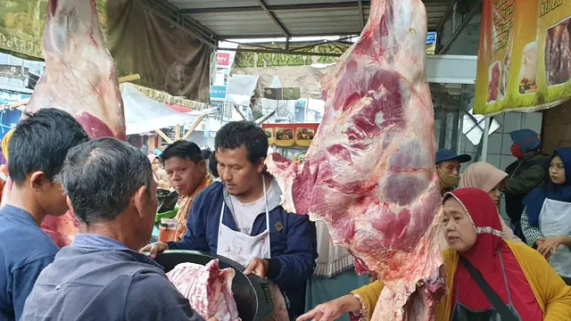 Satu hari menjelang datangnya momen bulan suci Ramadan 1443 H tahun ini, harga daging sapi di sejumlah pasar tradisional Garut, Jawa Barat meroket hingga Rp 175 ribu per kilogram (kg).