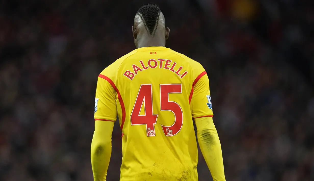 1. Mario Balotelli - Striker asal Italia ini didatangkan oleh Brendan Rodgers untuk menggantikan posisi Luis Suarez yang hijrah ke Liverpool. Hanya mampu mencetak satu gol dari 16 penampilan membuatnya dibuang ke Nice. (EPA/Peter Powell)