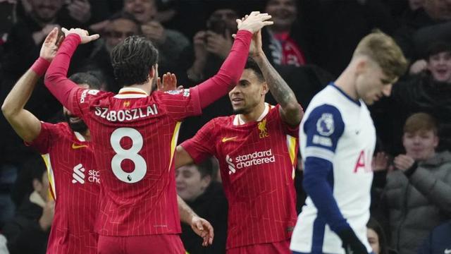 Luis Diaz dari Liverpool (kedua dari kanan) merayakan gol keenam timnya dalam pertandingan Premier League antara Tottenham dan Liverpool, Minggu (22/12/2024). (c) AP Photo/Dave Shopland