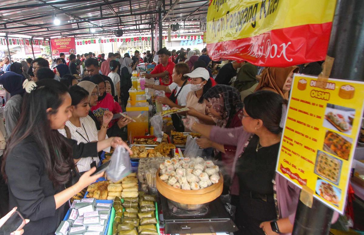 FOTO: Pasar Takjil Benhil Jadi Magnet Warga Berburu Menu Berbuka