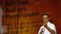 Calon gubernur DKI Jakarta, Anies Baswedan memaparkan program kerjanya saat menghadiri "Festival Budaya Perempuan 1001 Cerita Perempuan Kali Ciliwung" di GOR Otista, Jakarta, Kamis (8/12). Acara itu mengangkat isu perempuan. (Liputan6.com/Faizal Fanani)