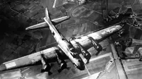 Pemboman gudang senjata di Marienburg, Jerman, pada 9 Oktober 1943. (Kredit: Angkatan Udara AS / Domain Publik)
