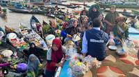 Anies Baswedan dikepung ibu-ibu pedagang terapung di Banjarmasin, Kalimantan Selatan. Hal ini terungkap dalam unggahan Instagram pribadinya @aniesbaswedan.