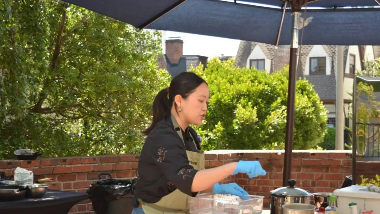 Kegiatan mengenalkan tempe melalui acara From Tempeh to Table: An Indonesian Vegan Superfood Cooking Experience yang diselenggarakan oleh KJRI San Francisco. (Dok. ANTARA/HO-KJRI San Fransisco)