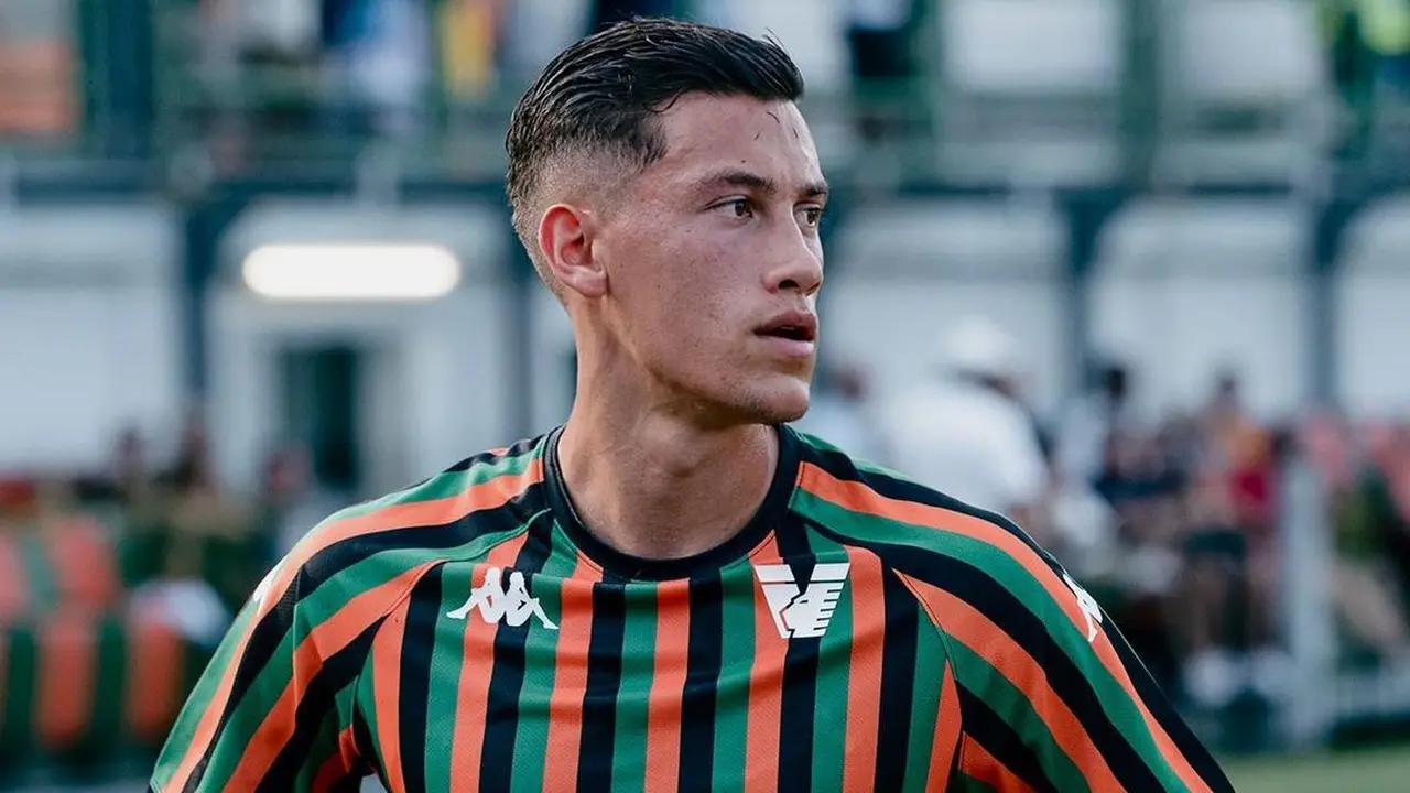 Timnas Indonesia akan menaturalisasi bek Venezia, Jay Idzes.