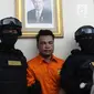 Polisi mengawal tersangka pembunuhan satu keluarga di Kota Bekasi saat gelar perkara di Polda Metro Jaya, Jakarta, Jumat (16/11). Tersangka HS melakukan pembunuhan terhadap satu keluarga dengan menggunakan linggis. (Merdeka.com/Imam Buhori)