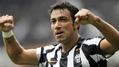 Selebrasi striker Juventus Fabio Quaglierella seusai mencetak gol ketiga timnya ke gawang Lecce dalam lanjutan Serie A di Olimpico, Turin, 17 Oktober 2010. Juve unggul 4-0. AFP PHOTO / OLIVIER MORIN 