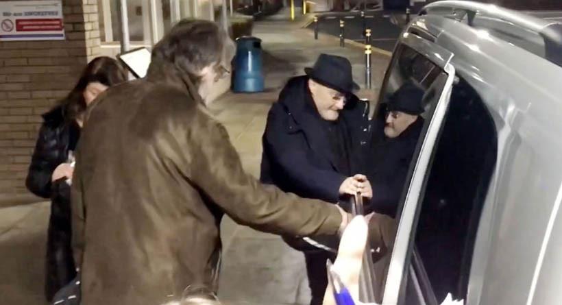 Foto terbaru Phil Collins, sang musikus terlihat lemah dan baru saja meninggalkan sebuah rumah sakit di Newcastle, Inggris. (Radaronline)