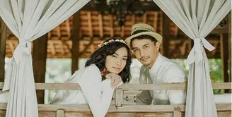 Pasangan pemeran Tika Bravani dengan Dimas Aditya resmi melangsungkan pernikahan hari ini, Minggu (7/8/2016). Akad nikah dan resepsi digelar hari ini didaerah Cilandak, secara tertutup. (dok. Instagram)