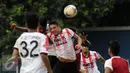 Penyerang Persija, Rafael Dos Santos Lima (tengah) berusaha menyundul bola saat laga uji coba melawan Barito Putera di Stadion Bea Cukai, Jakarta, Selasa (5/4/2016). Laga berakhir imbang 2-2. (Liputan6.com/Helmi Fithriansyah)