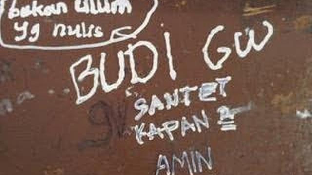 Bikin Nostalgia, 6 Coretan Murid di Meja Kelas Ini Nyeleneh