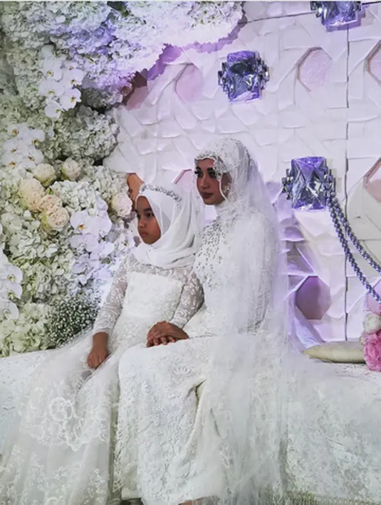 Dalam video yang beredar tersebut, duda satu anak itu terlihat lanjar mengucapkan ijab kabul dan disambut. Saat mengucapkan ijab tersebut, Bella terlihat diruangan berbeda dengan nuansa putih. (Instagram/melly_goeslaw)