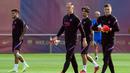 Kiper Barcelona Marc-Andre ter Stegen (kedua kiri) dan Inaki Pena menghadiri sesi latihan di Joan Gamper di Sant Joan Despi, Senin (13/9/2021). Barcelona akan berhadapan dengan Bayern Munchen pada matchday pertama grup E Liga Champions 2021/2022, Rabu dini hari 15 September. (Josep LAGO/AFP)