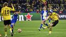 Pemain Borussia Dortmund, Marcel Sabitzer, mencetak gol ke gawang Atletico Madrid dalam duel leg kedua perempat final Liga Champions di Stadion Signal-Iduna Park, Rabu (17/4/2024).  (Bernd Thissen/dpa via AP)