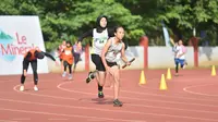 Regu putri SMKN 1 Bawang (Banjarnegara) saat tampil pada final nomor lari estafet 4x100 meter pada final Energen Champion SAC Indonesia 2022 - Central Java Qualifiers di Stadion Tri Lomba Juang, Semarang, Sabtu (10/12/2022) (Ist)