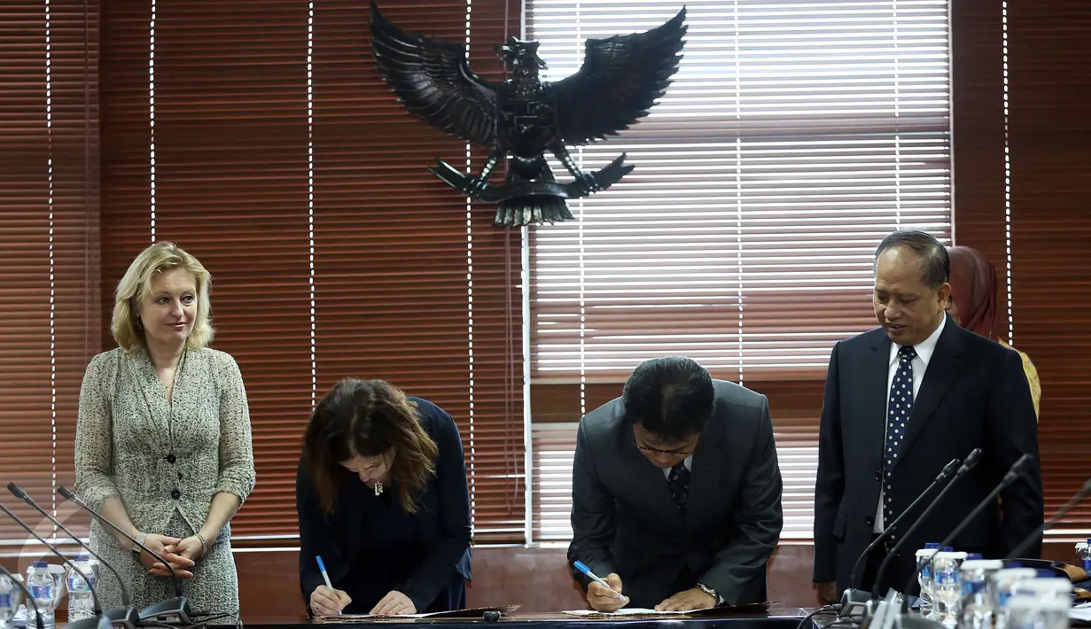 Sekjen Kemenristek Ainun Na'im (kedua kanan) dan General Deputy Kemendikbud Belanda Inge Vossenaar (kedua kiri) menandatangani road map kerjasama antara Belanda dan Indonesia di Jakarta, Senin (13/2). (Liputan6.com/Johan Tallo)