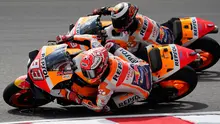 Pembalap Repsol Honda Team, Marc Marquez (depan) dan rekan setimnya Jorge Lorenzo saat latihan bebas pertama (FP1) MotoGP Malaysia di Sirkuit Sepang, Jumat (1/11/2019). Marc Marquez berada di posisi keempat pada FP1 MotoGP Malaysia. (AP Photo/Vincent Thian)