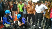 Plt Gubernur DKI Jakarta meninjau langsung pembersihan gorong-gorong oleh pasukan biru.