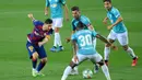Striker Barcelona, Lionel Messi, berusaha melewati pemain Osasuna pada laga lanjutan La Liga pekan ke-37 di Camp Nou, Jumat (17/7/2020) dini hari WIB. Barcelona kalah 1-2 atas Osasuna. (AFP/Lluis Gene)