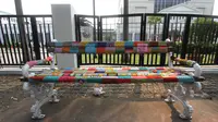 Bangku taman DKI Jakarta terlihat semakin cantik dengan sulaman warna-warni. Foto: Aria Sankhyaadi, Dok. Komunitas Rajut Kejut