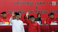 Pasangan Cagub-Cawagub Jawa Timur, Saifullah Yusuf (baju putih) dan Abdullah Azwar Anas saat diperkenalkan Ketua Umum PDIP Megawati Soekarno Putri di Jakarta, Minggu (15/10). Megawati juga menetapkan Cagub-Cawagub Sulsel. (Liputan6.com/Helmi Fithriansyah)