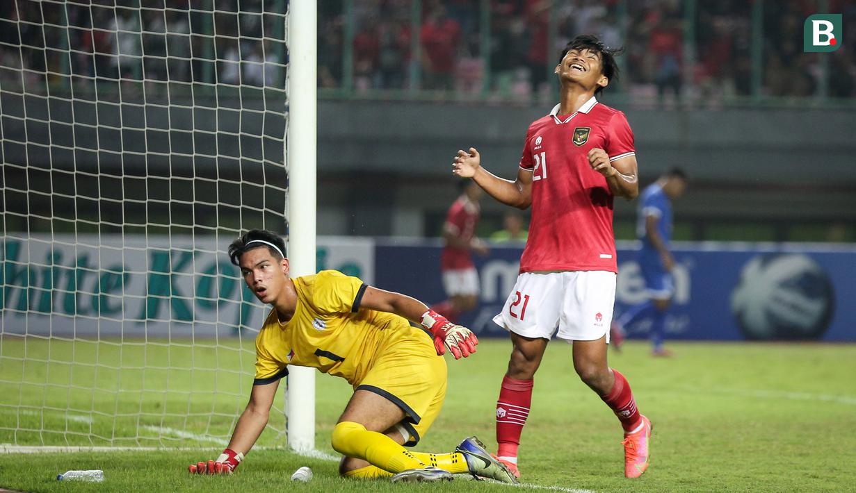 <p>Ekspresi pemain Timnas Indonesia U-19,&nbsp;Edgard Amping&nbsp;usai gagal menjebol&nbsp;gawang&nbsp;Filipina yang dijaga Lance Jeter Aquino Bencio dalam pertandingan babak penyisihan Grup A Piala AFF U-19 yang berlangsung di Stadion Patriot Candrabhaga, Bekasi, Jumat (8/7/2022). (Bola.com/Bagaskara Lazuardi)</p>
