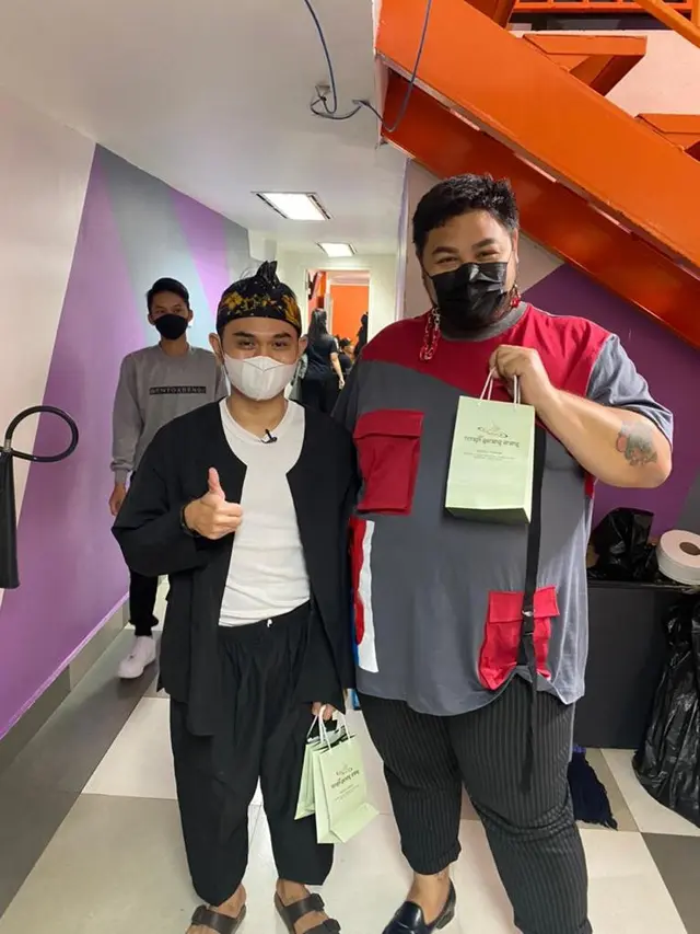 Deri mendadak viral berkat kemampuannya mengobati penyakit. Di media sosial, ia diberi julukan Deri Terapis Viral.
