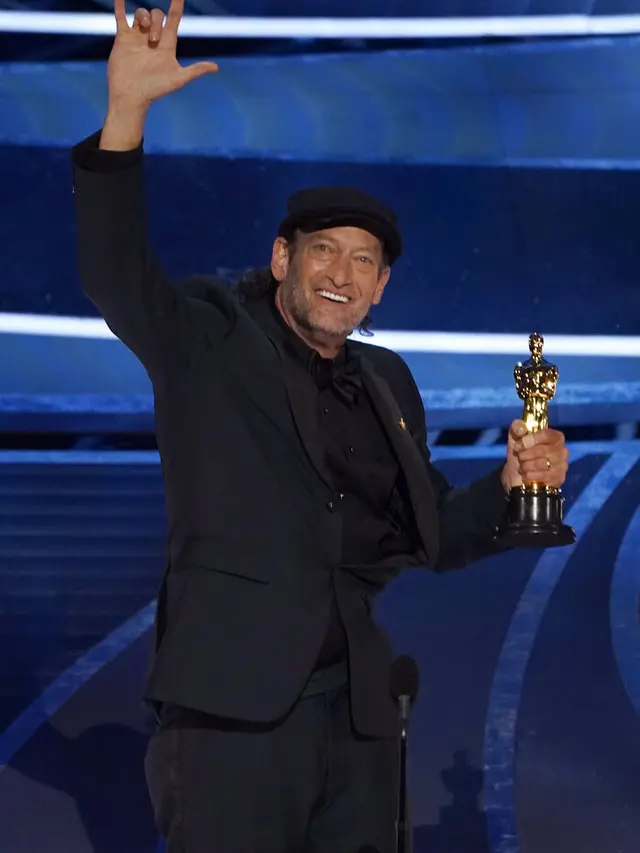 Troy Kotsur dalam Piala Oscar 2022. (AP Photo/Chris Pizzello)