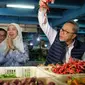 Menteri Perdagangan (Mendag) RI, Zulkifli Hasan melakukan kunjungan ke Pasar Bulu, Semarang, Jawa Tengah, Selasa (19/212/2023). (dok: Humas)