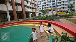 Sejumlah anak bermain di kawasan Ruang Publik Terpadu Ramah Anak (RPTRA) Rusun Pulogebang, Jakarta, Rabu (18/5). Gubernur DKI Basuki Tjahaja Purnama atau Ahok ingin RPTRA tidak hanya untuk anak-anak, tapi juga buat lansia. (Liputan6.com/Immanuel Antonius)