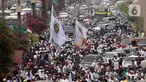 Ratusan massa berkonvoi mengawal Rizieq Shihab usai tiba di Bandara Soekarno-Hatta, Tangerang, Banten, Selasa (10/11/2020). Konvoi tersebut dilakukan untuk mengawal perjalan Rizieq Shihab menuju kediamannya di Petamburan, Jakarta. (Liputan6.com/Angga Yuniar)