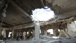 Sebuah lubang terlihat di bangunan penjara al-Zaydiyah yang hancur terkena serangan jet tempur koalisi pimpinan Arab Saudi di kota Hodeidah, Yaman, Minggu (30/10). Serangan ini menewaskan sekitar 60 orang temasuk para tahanan. (REUTERS/Abduljabbar Zeyad)