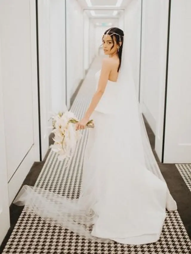 Gaun pernikahan Eva Celia, credit: @bridestory