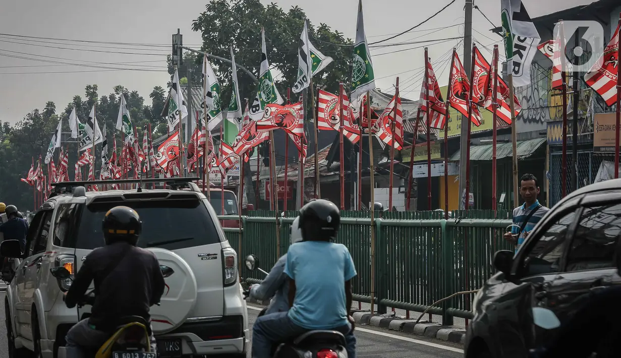 Kawasan Tebet, Jakarta pada Senin (2457/2023)  terlihat mulai ramai bendera parpol yang dipasang pada pembatas jalan. 
(Liputan6.com/Faizal Fanani)