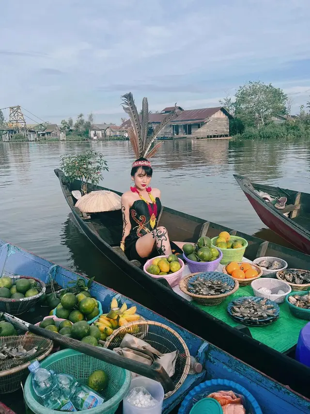 6 Potret Ghea Indrawari Pakai Kostum Adat Dayak, Kunjungi Pasar Terapung
