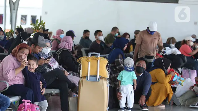 Stasiun Pasar Senen Ramai Penumpang