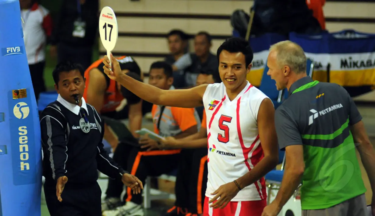 Pelatih tim putra Jakarta Pertamina Energy, Marko Klok (kanan) berbincang dengan Arso Setiawan (tengah) saat laga melawan Jakarta BNI 46 di Pertamina Proliga 2015, Dome Sport Balikpapan, (7/2/2015). (Liputan6.com/Helmi Fithriansyah)