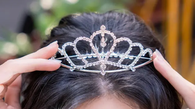 Hindari Menyentuh Rambut Terlalu Sering