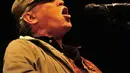 Iwan Fals sangat bersemangat menyanyikan lagu dalam konser bertajuk Untukmu Indonesia di Istora Senayan, Jakarta, Sabtu (21/11). Konser ini melibatkan sejumlah musikus, di antaranya Edi Kemput, Iwa K, Neo, dll. (Liputan6.com/Faisal R Syam)