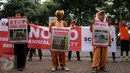 Aktivis membentangkan tulisan dan berorasi saat aksi di depan Kantor Kementerian Lingkungan Hidup dan Kehutanan, Jakarta, Senin (8/8). Mereka meminta semua pihak menstop kekejaman dan eksploitasi satwa. (Liputan6.com/Helmi Fithriansyah)