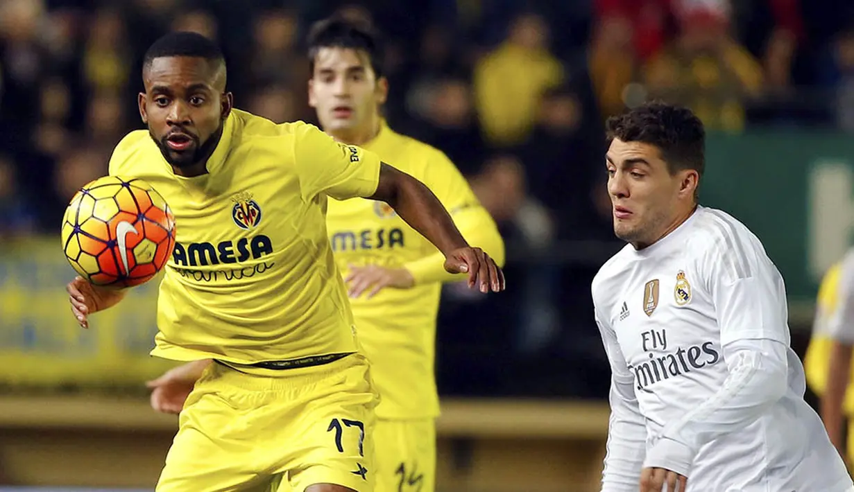 Penyerang Villarreal, Cedric Bakambu, berusaha melewati hadangan pemain Real Madrid, Mateo Kovacic pada laga La Liga Spanyol di Stadion El Madrigal, Spanyol, Minggu (13/12/2015). (EPA/Juan Carlos)