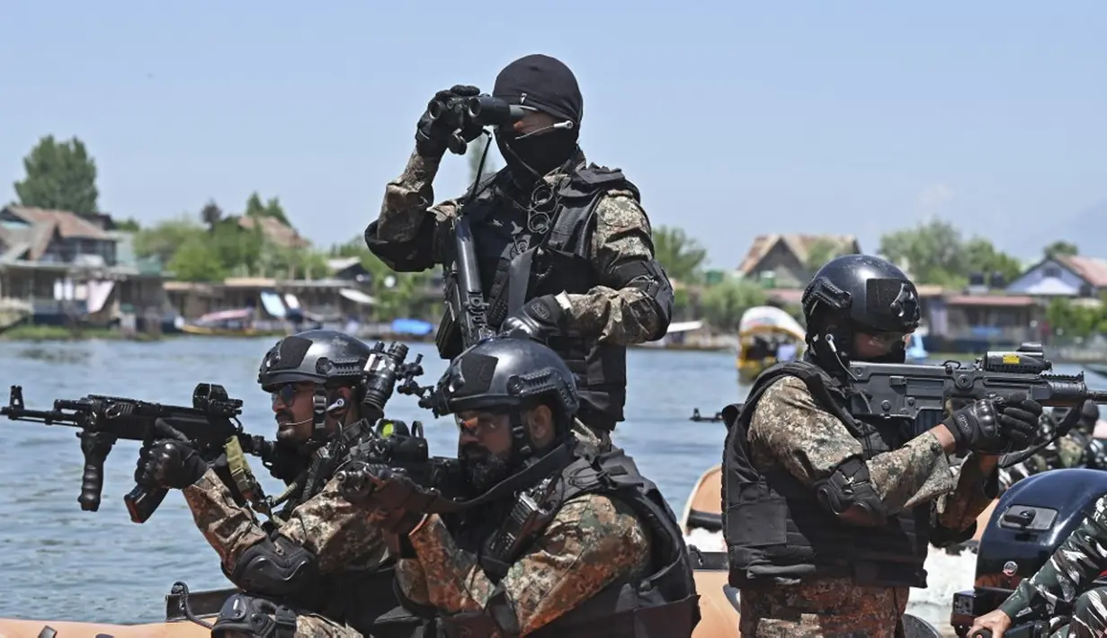 <p>Sementara polisi meningkatkan keamanan, menempatkan penjagaan keamanan besar-besaran di sekitar lokasi. Pada Rabu (17/5/2023) komando angkatan laut membawa senjata di perahu karet berbaur dengan turis di gondola kuning kenari. (TAUSEEF MUSTAFA/AFP)</p>