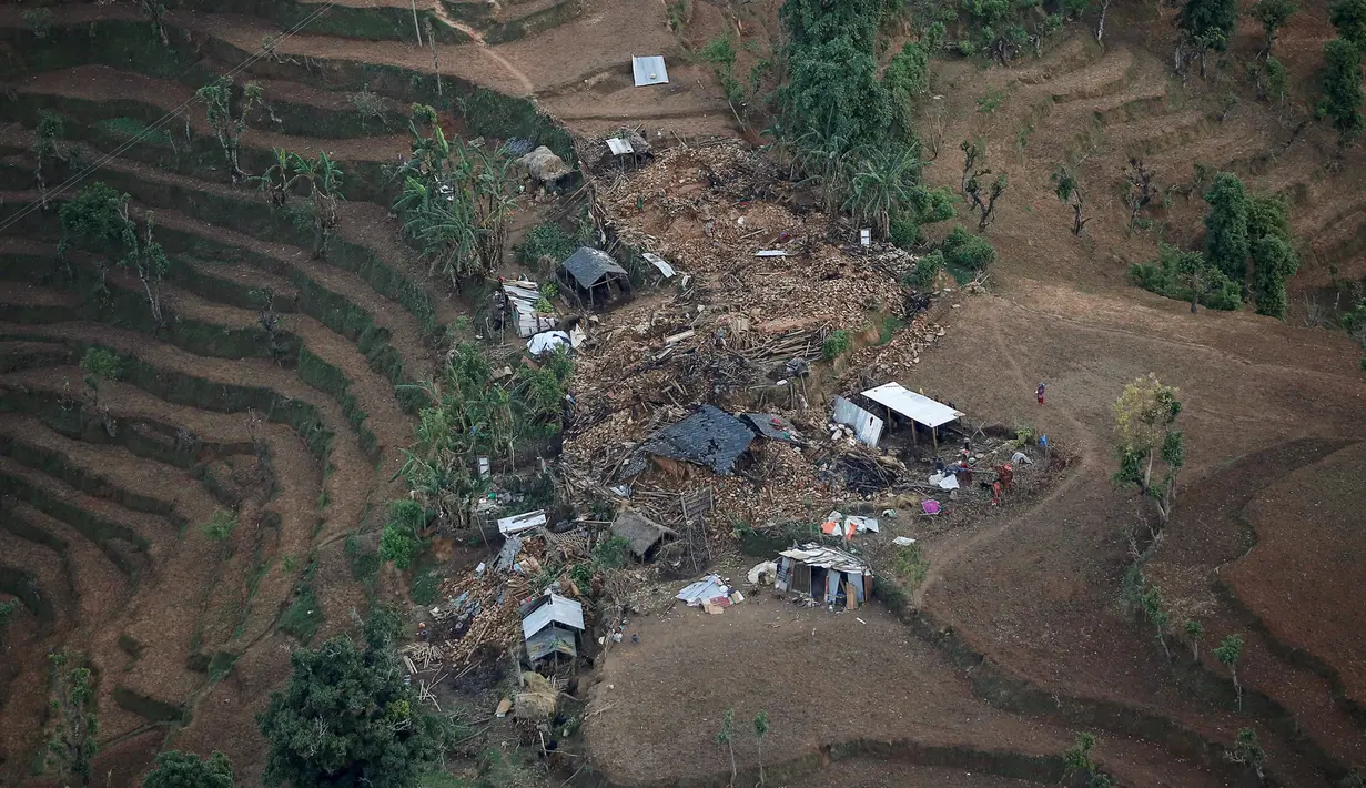 Puing-puing rumah warga berserakan usai dilanda gempa bumi pada sabtu lalu di Dhading, Nepal, Jumat (30/4/2015). Pasca-gempa 7,9 SR, kawasan pedalaman Nepal mulai disentuh tim penyelamatan dan bantuan makanan. (REUTERS/Danish Siddiqui)