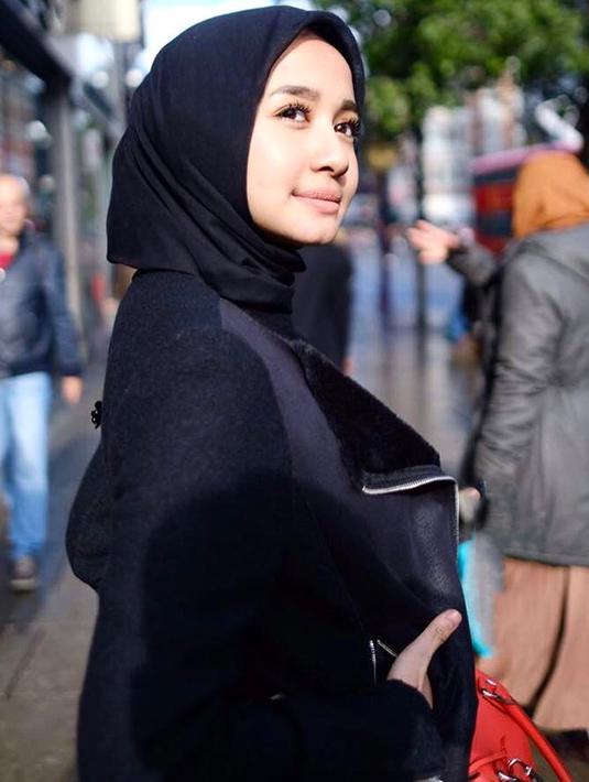 Laudya Cynthia Bella juga sering memadukan busana saat berlibur. Kali ini, pemain film Surga Yang Tak Dirindukan itu tampil memesona dengan blazer hitam yang dipadukan dengan hijab senada. Ia terlihat memesona dan anggun.(Liputan6.com/IG/@laudyacynthiabella)